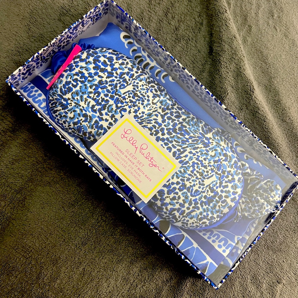 Lily Pulitzer Sleep Set: Brand New Includes Eye Mask, Pillow case, scrunchie.